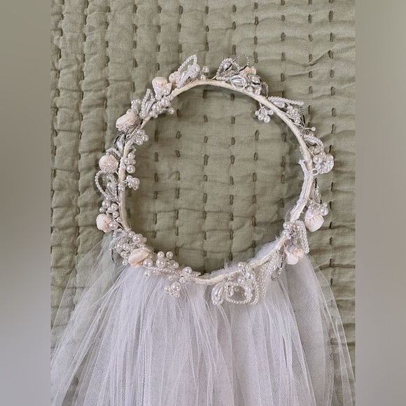 Elegant Tulle Wedding Veil With Floral Crown - Picture 3 of 8